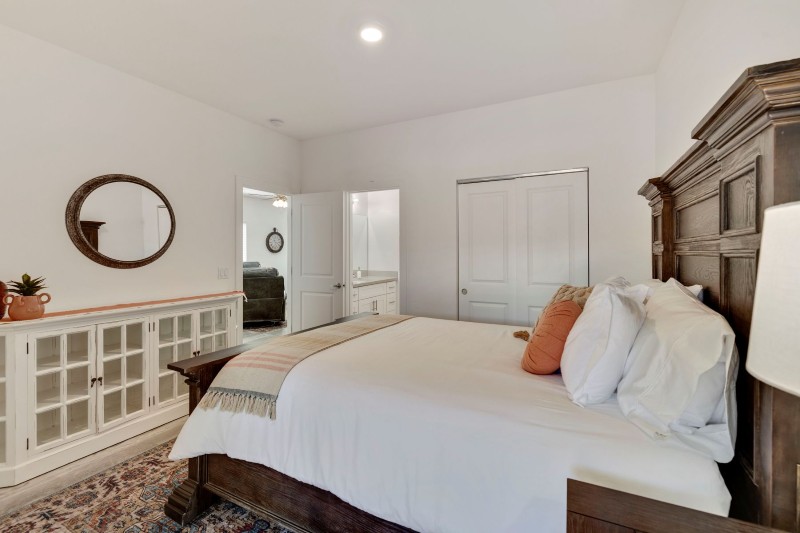 Second bedroom with sliding door to outdoor area